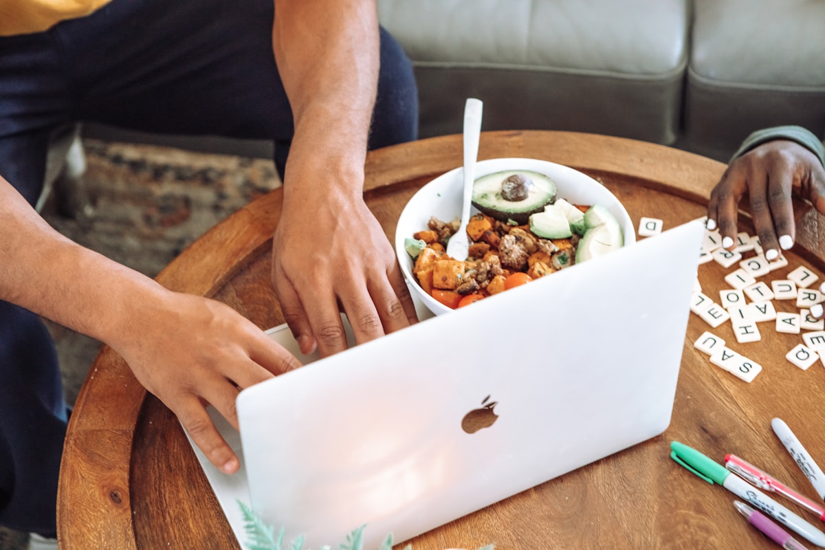 Nutricionista revisando plan alimenticio con cliente